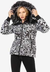 Gevoerde zwart-witte jas met een capuchon met faux fur rand, gedurfde grafische letters, elastische manchetten en voorzakken.
