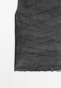 Černá průsvitná tkanina s mačkanou texturou. Má měkký vroubkovaný okraj. Látka je lehká, vhodná pro vrstvení nebo jako překrytí.