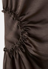 Tela de satén marrón con detalles fruncidos y bordes con volantes, que muestra una textura suave y un brillo sutil. Acentuada con costuras en contraste.