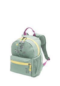 Μικρό πράσινο σακίδιο πλάτης με κίτρινες φερμουάρ, μωβ λαβή, δίχτυς πλαϊνές τσέπες και ζωγραφιές ζώων στην μπροστινή τσέπη.