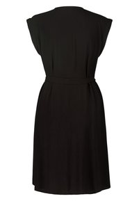 Robe noire avec des manches courtes et rétrécies, taille cintrée et un design fluide, en tissu léger et texturé.
