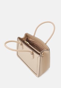 Beżowa torba na ramię o gładkim, zorganizowanym designie, z plecionymi uchwytami i złotą kieszenią na suwak wewnątrz. Ukończona czarnym wykończeniem.