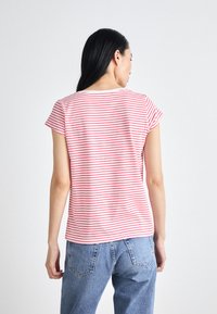 Mads Nørgaard STRIPE TEASY TEE - Marškinėliai su spaudiniu - brilliant white/geranuim