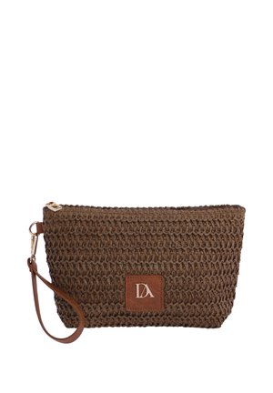 Bolso clutch marrón tejido con una correa de cuero para la muñeca y un parche delantero de cuero con un logotipo monograma.