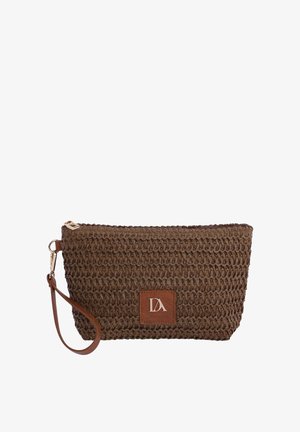 Bolso clutch marrón tejido con una correa de cuero para la muñeca y un parche delantero de cuero con un logotipo monograma.