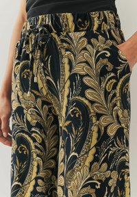 Next WIDE LEG - Kalhoty - black gold paisley print