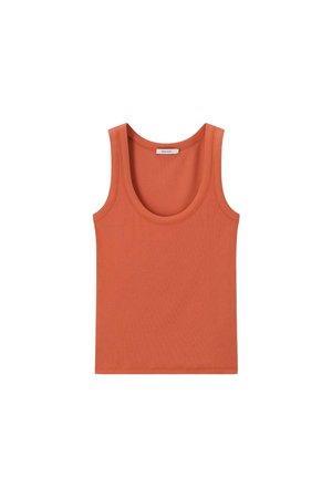 Roestkleurige geribbelde tanktop met brede schouderbanden en ronde halslijn, plat gelegd op witte achtergrond.