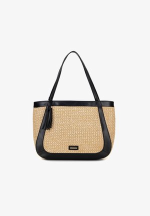 Sac fourre-tout en matériau tressé beige avec des accents en cuir noir et des poignées. Il présente un gland sur le côté et une étiquette en métal de marque.