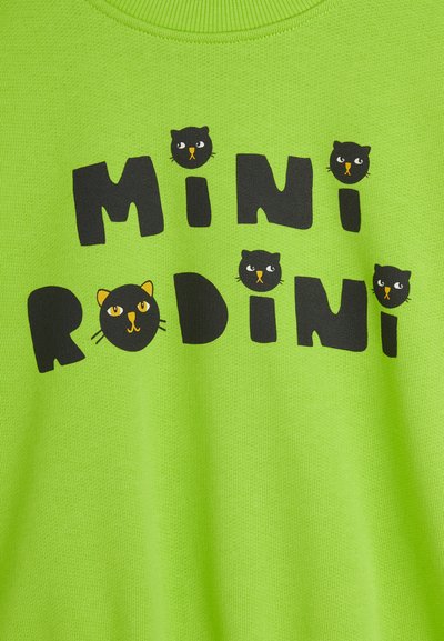 Žiarivo zelená mikina s odvážnymi čiernymi nápismi "MINI RODINI" a hravými grafikami mačiek s kontrastnými žltými akcentmi.