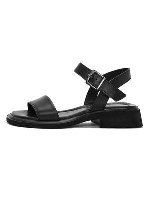 Sandalia de cuero negro con tacón bajo tipo bloque, tira ancha en la parte delantera y correa ajustable en el tobillo con hebilla plateada.