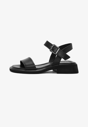 Sandalo nero in pelle con tacco basso a blocco, fascia anteriore larga e cinturino regolabile alla caviglia con fibbia argentata.