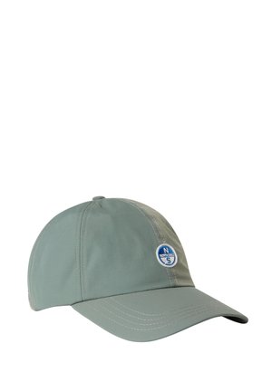 Cappellino da baseball verde chiaro con visiera cucita, dettagli nelle pannellature laterali e una toppa circolare con un logo che presenta dettagli blu e bianchi.
