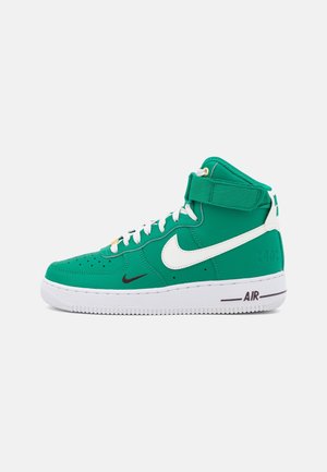 Nike Air Force 1 High lenkkarit, joissa on kirkas vihreä synteettinen yläosa, valkoiset yksityiskohdat, nauhakiinnitys, korkeampi malli ja pehmustettu kaulus.