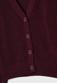Cardigan tricoté bordeaux foncé avec des bords côtelés et cinq boutons assortis au centre devant.