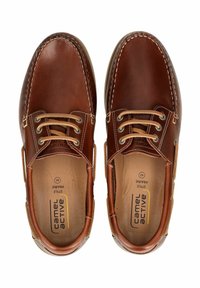 Brune lædersko med et klassisk b�åddesign, der har en glat finish, beige snørebånd og kontrastsyning. Struktureret indvendig branding er synlig.