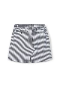 Pantaloni corti a righe in cotone blu e bianco, con una tasca posteriore con chiusura a bottone. Forma sartoriale con orlo sopra il ginocchio.