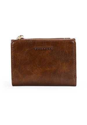 Cartera de cuero marrón con un acabado texturizado, cremallera dorada y el logo en relieve "BOSANOVA" en la parte frontal. Forma rectangular compacta.