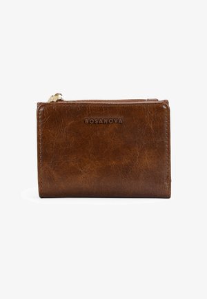 Cartera de cuero marrón con un acabado texturizado, cremallera dorada y el logo en relieve "BOSANOVA" en la parte frontal. Forma rectangular compacta.