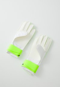 Mănuși de portar albe cu un grip texturat, având curele de încheietură de culoare verde neon și un finisaj neted. Fiecare mănușă are cinci degete și o ajustare strânsă.