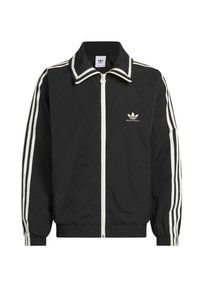 Schwarze Zip-Jacke mit Stehkragen, ausgestattet mit weißen Seitenstreifen und einem kleinen Logo auf der linken Brust. Glattes Material, elastische Bündchen.