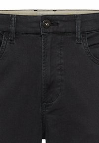 Zwarte denim broek met een knoopsluiting, voorzakken en een gestructureerde stof met een lichte glans op het oppervlak.