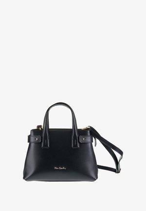 Borsa nera in pelle con doppi manici, tracolla removibile e un logo dorato sul davanti. Forma rettangolare, texture liscia.