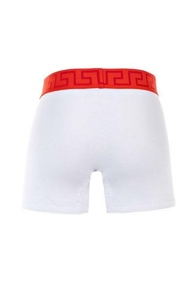 Weiße Boxershorts mit einem breiten roten Bund und einem geometrischen Muster. Der Bund hat eine glatte Textur, die im Kontrast zu dem weichen Stoff steht.