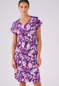 Abito a maniche corte con scollatura a V. Realizzato in tessuto morbido con uno sfondo blu vivace e un motivo floreale in rosso e bianco.