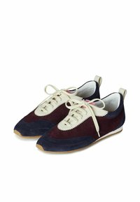 Navy ir bordo suede sportbačiai, su smėlio spalvos raišteliais, banguotu kraštu ir tekstūruota guma padais.