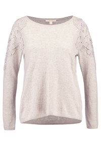 Hellgrauer Pullover mit langen Ärmeln, verziert mit floralem Spitzenakzent an den Schultern. Weiche Textur und leicht abgerundeter Saum.