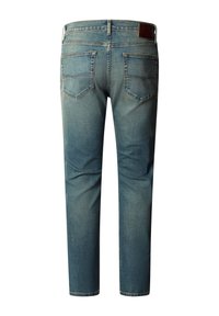 Lys blå denimjeans med falmet finish, femlommers design, rette ben og en brun skinnlapp på linningen.