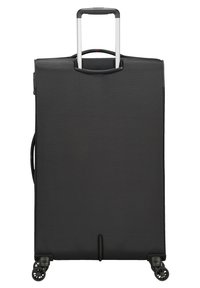 Valise en tissu noir avec une poignée télescopique, une poignée de transport supérieure, deux roues et une surface texturée pour la durabilité.