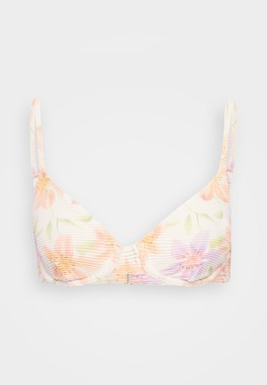 Virágmintás bikinifelső bordázott textúrával; állítható pántokkal és kapcsos záródással rendelkezik, elsősorban pasztell rózsaszín és zöld árnyalatokban.