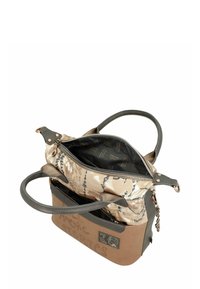 Bolso de mano beige y marrón con dos asas, compartimentos con cremallera, patrón abstracto y charm decorativo en metal sobre fondo blanco.