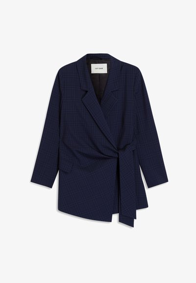 Marineblauwe geruite blazer met lange mouwen, met geknipte revers, zijflapzak en een wikkelriem aan de rechter taille.