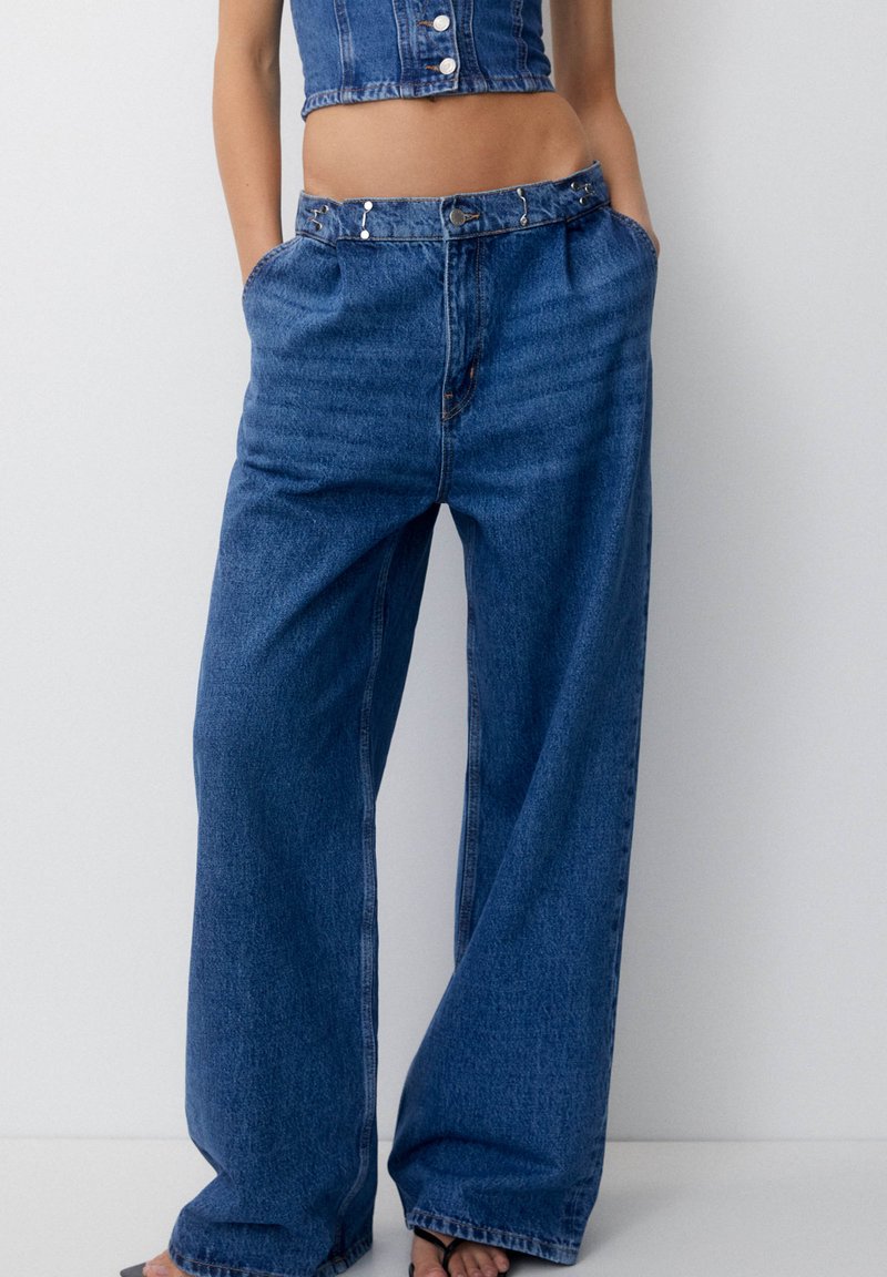PULL&BEAR ADJUSTABLE WAISTBAND Flared Jeans blue denim Zalando.at