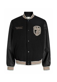 Sort varsity-jakke med læderærmer, beige og hvide striber på krave og manchetter, broderet tekst og logo på brystet.