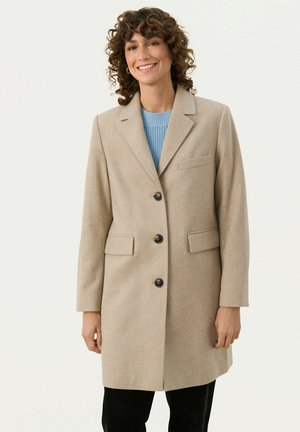 Beige ullkappa med krage, enkelknäppt design och tre svarta knappar. Har två framfickor. Slät struktur.