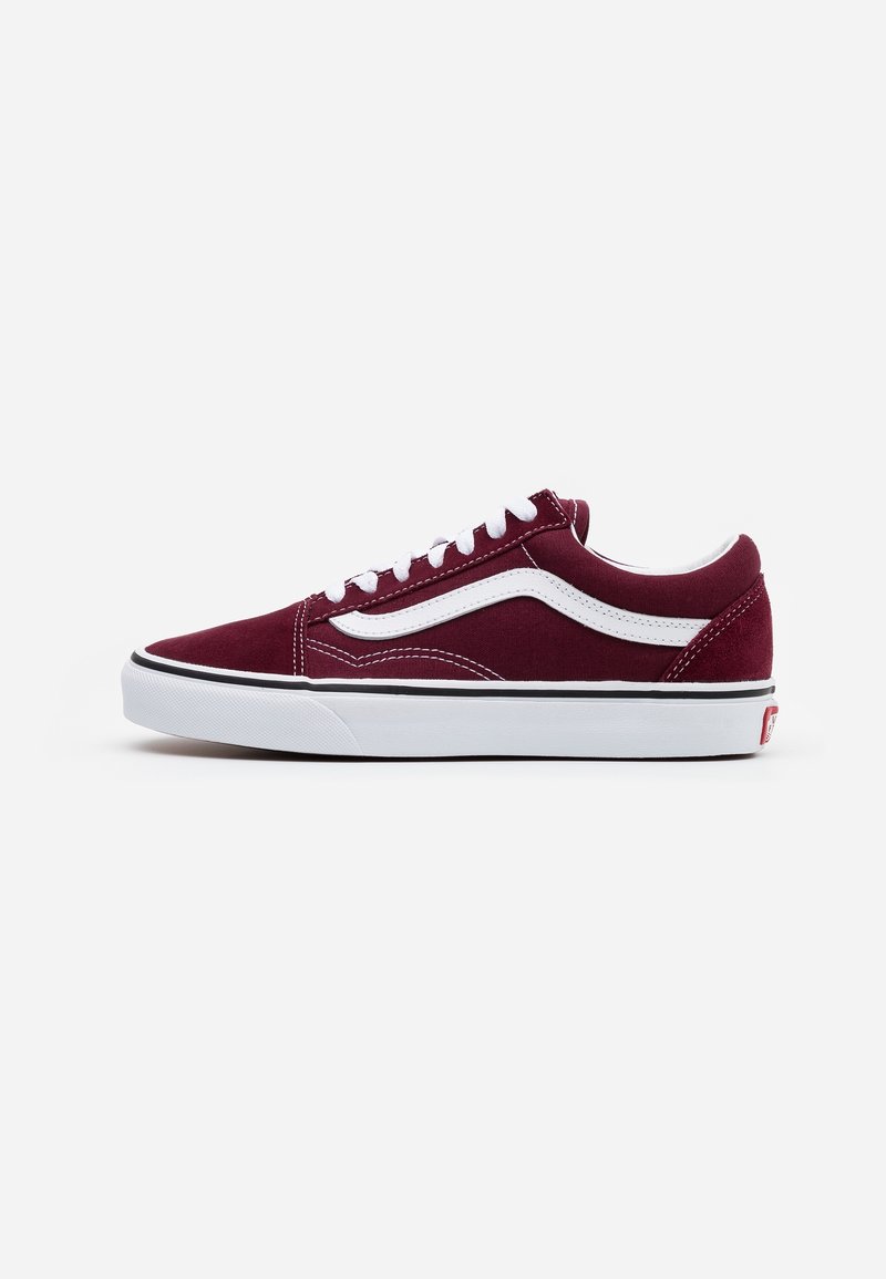 Baskets basses bordeaux avec bande latérale blanche, lacets blancs et semelle épaisse blanche avec ligne noire sur fond uni.