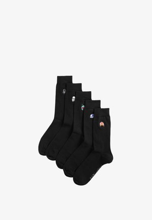 Cinq paires de chaussettes noires, chacune ornée d'un petit personnage de casque Star Wars brodé près de la cheville.