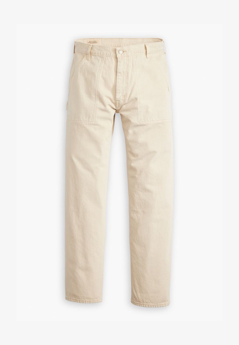 Pantalon en coton beige avec une coupe droite, comportant deux poches avant à rabat, une fermeture à bouton et des coutures renforcées pour plus de durabilité.