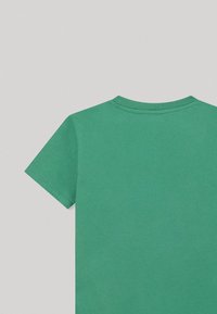 Zielona koszulka bawełniana z okrągłym dekoltem i krótkimi rękawami, o gładkiej fakturze i starannym wykończeniu szwów.