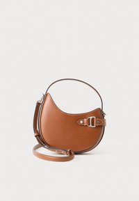 Bolsa de mão em formato de meia-lua em couro castanho, com alça superior, detalhe de fivela prateada e alça de ombro destacável, em fundo branco.