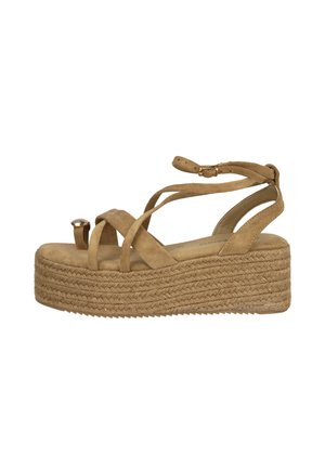 Sandalia beige de plataforma en ante con suela de cuerda trenzada, tiras cruzadas, hebilla en el tobillo y anillo para el dedo con detalle metálico.