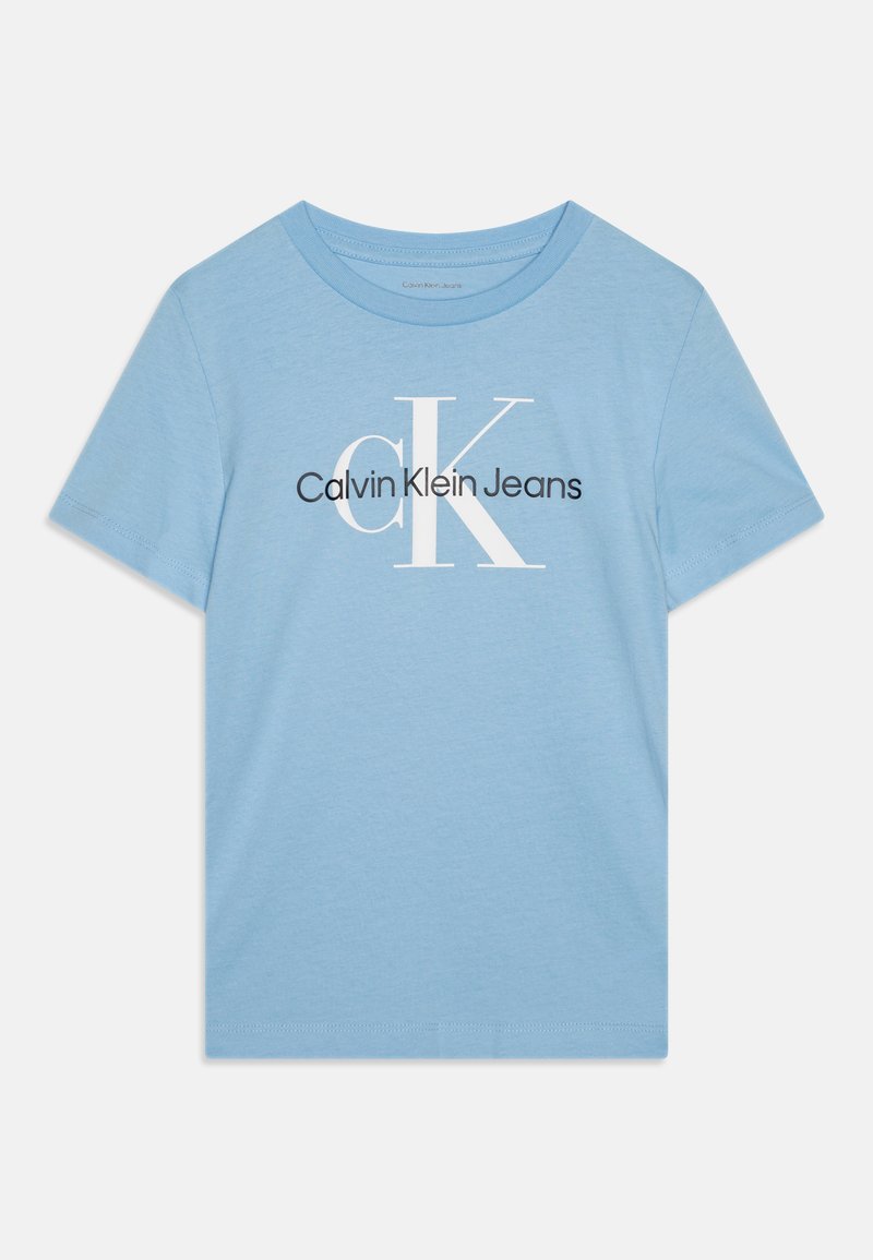 Gaiši zils kokvilnas T-krekls ar apaļu kakla izgriezumu un īsām piedurknēm, ar izteiksmīgu balto "CK" simbolu un tekstu "Calvin Klein Jeans" melnā krāsā.