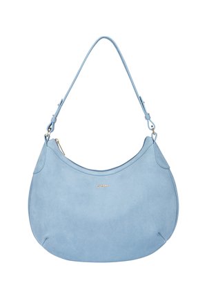 Helleblaue Wildleder-Schultertasche mit geschwungener Form, goldfarbener Hardware und einem einzelnen verstellbaren Trageriemen. Glatte Textur mit minimalistischem Design.