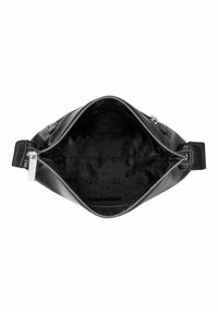 Czarna skórzana torebka na zamek błyskawiczny. Wnętrze ma teksturowane, wzorzyste podszewki. Detale obejmują srebrne okucia i płaski pasek.