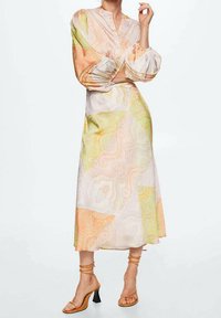 Vestido midi de manga larga en tejido ligero con un estampado de cachemira en tonos pastel de naranja, verde y crema. Incluye un cuello y mangas fruncidas.