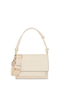 Borsa a mano in pelle color crema con logo "TOUS" in rilievo, manico superiore annodato e tracolla regolabile. Presenta un design elegante e strutturato.