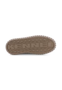 Semelle de chaussure en caoutchouc brun avec un design texturé en forme d'étoile. Marque "KENNEL" en relief, centrée le long de la semelle.